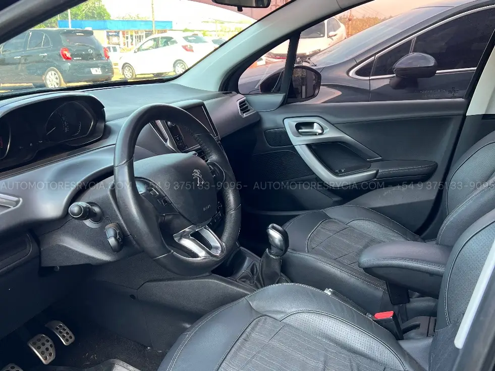 Peugeot 208 Feline Pack Cuir – foto 6 de 13