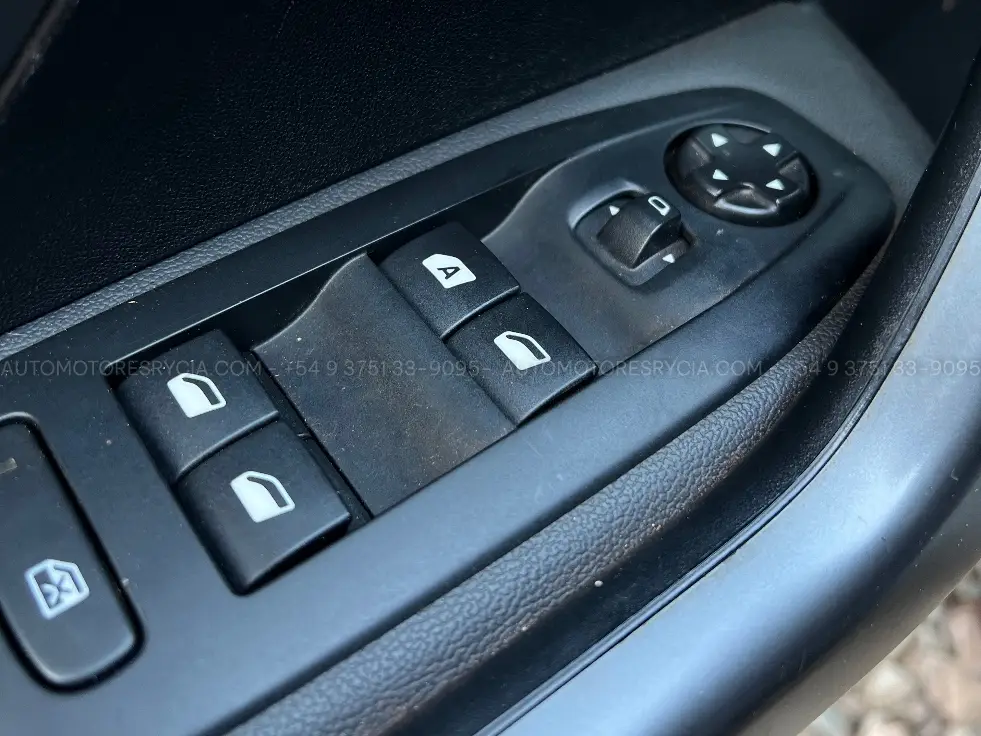 Peugeot 208 Feline Pack Cuir – foto 7 de 13