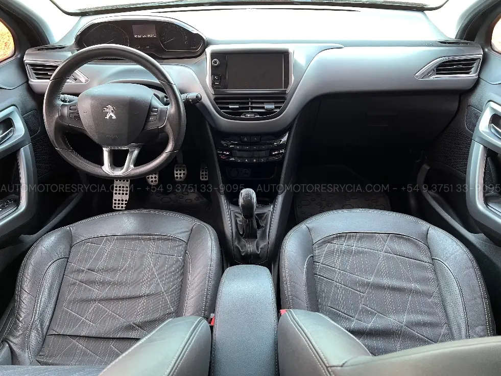 Peugeot 208 Feline Pack Cuir – foto 8 de 13
