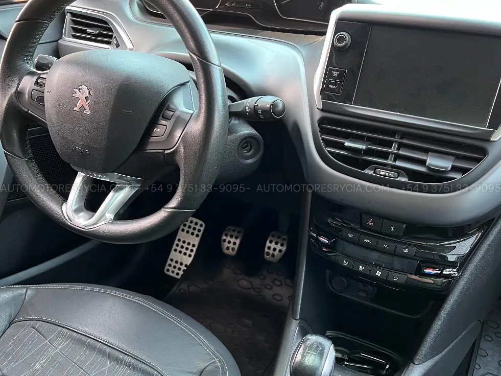 Peugeot 208 Feline Pack Cuir – foto 9 de 13