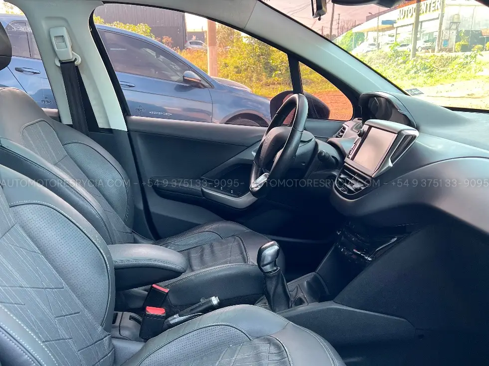 Peugeot 208 Feline Pack Cuir – foto 10 de 13